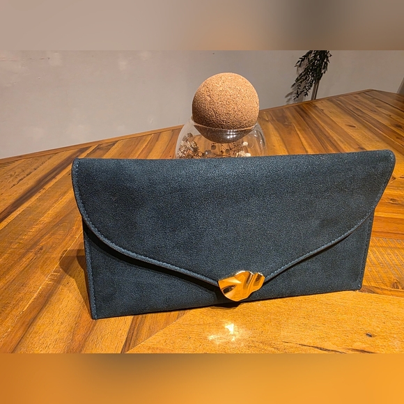 Elegant Forest Green And Velvet-like Material Clutch with Gold Accent - Picture 7 of 7